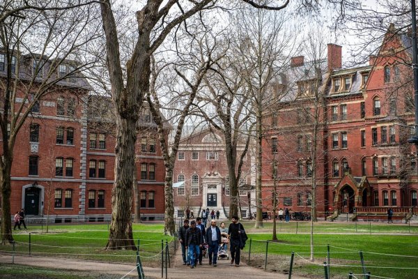赢盈配资 美国政府暂停哈佛大学招收国际学生资格